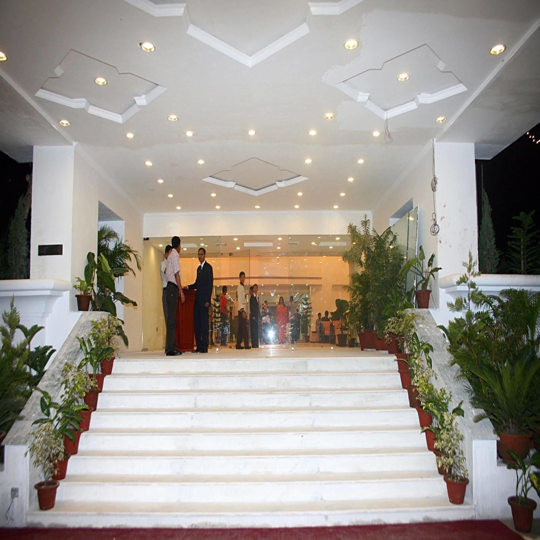 Royal Sarovar Portico Siliguri Bagian luar foto
